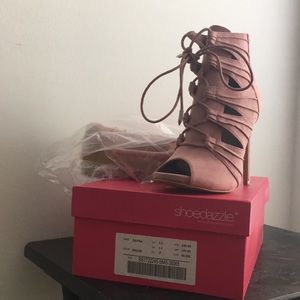 Shoe dazzle high heels in color mauve size 6.5